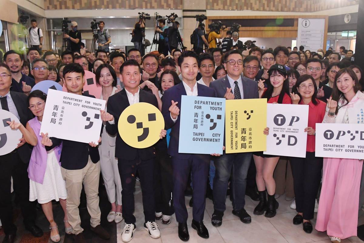 臺北市青年局正式掛牌，全體參與人員的合影