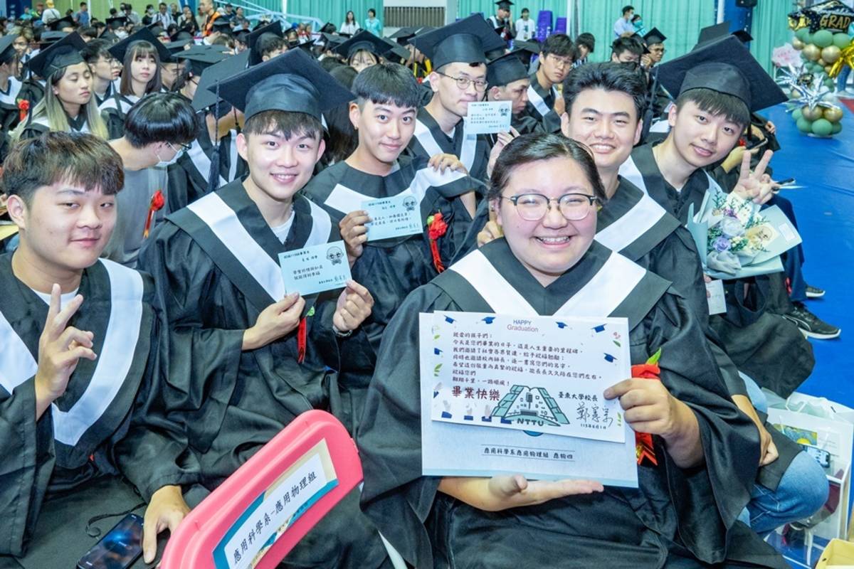 臺東大學校長鄭憲宗以「讓你的名字被聽見」，送上愛的祝福給畢業生。