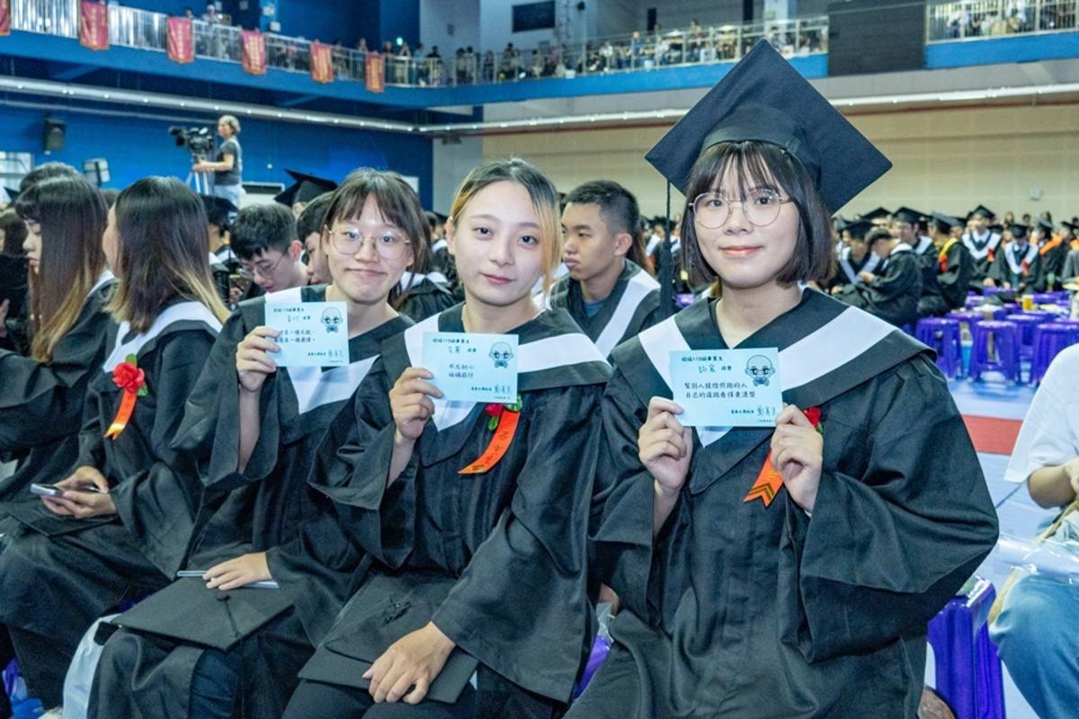 臺東大學校長鄭憲宗以「讓你的名字被聽見」，送上愛的祝福給畢業生。