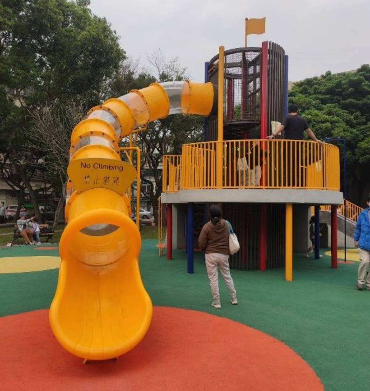 景華公園7公尺的消防塔主題造型遊具，讓小朋友盡情攀爬