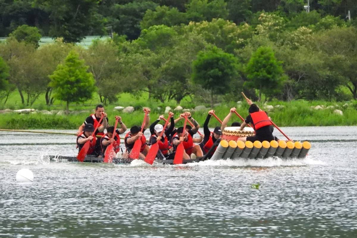 臺東縣池上鄉舉辦第23屆竹筏季競賽，吸引47支隊伍報名參加直道競速及竹筏拔河賽事。(池上鄉公所提供)