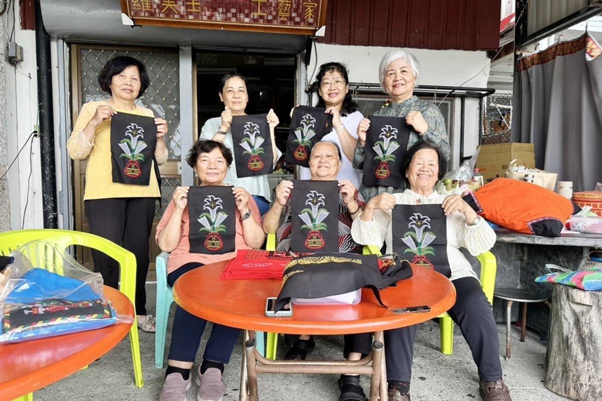 臺東縣文化處辦理達魯瑪克傳統刺繡班，成果豐碩。