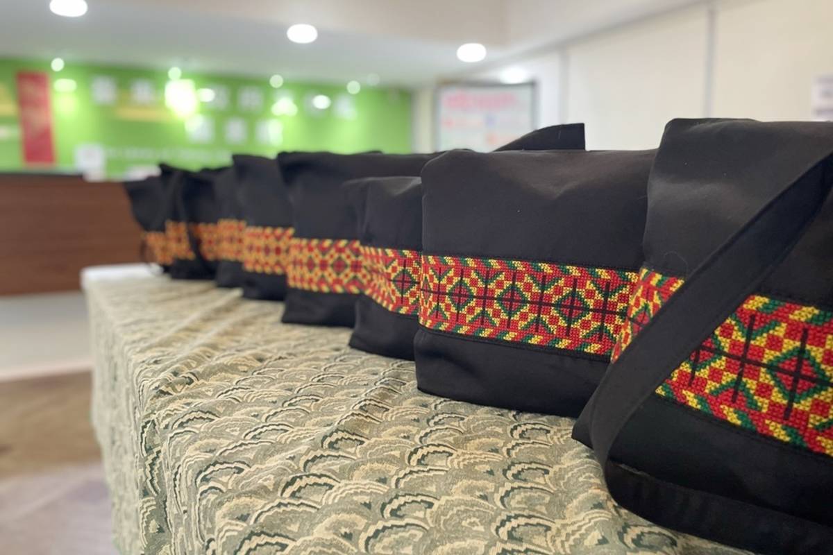 達魯瑪克傳統刺繡班成果展呈現一系列精美抱枕、背包、掛飾及背心等工藝作品。