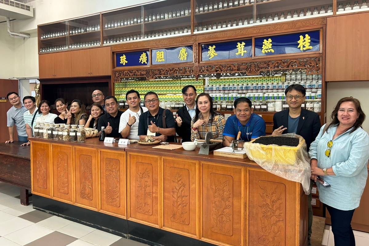 菲律賓大學公共政治與治理學會參訪團參觀本校藥學系中草藥專業教室。