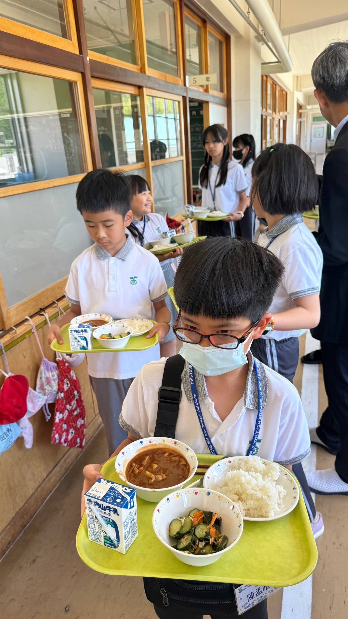 萬興國小學生與日本學辦一起享用營養午餐