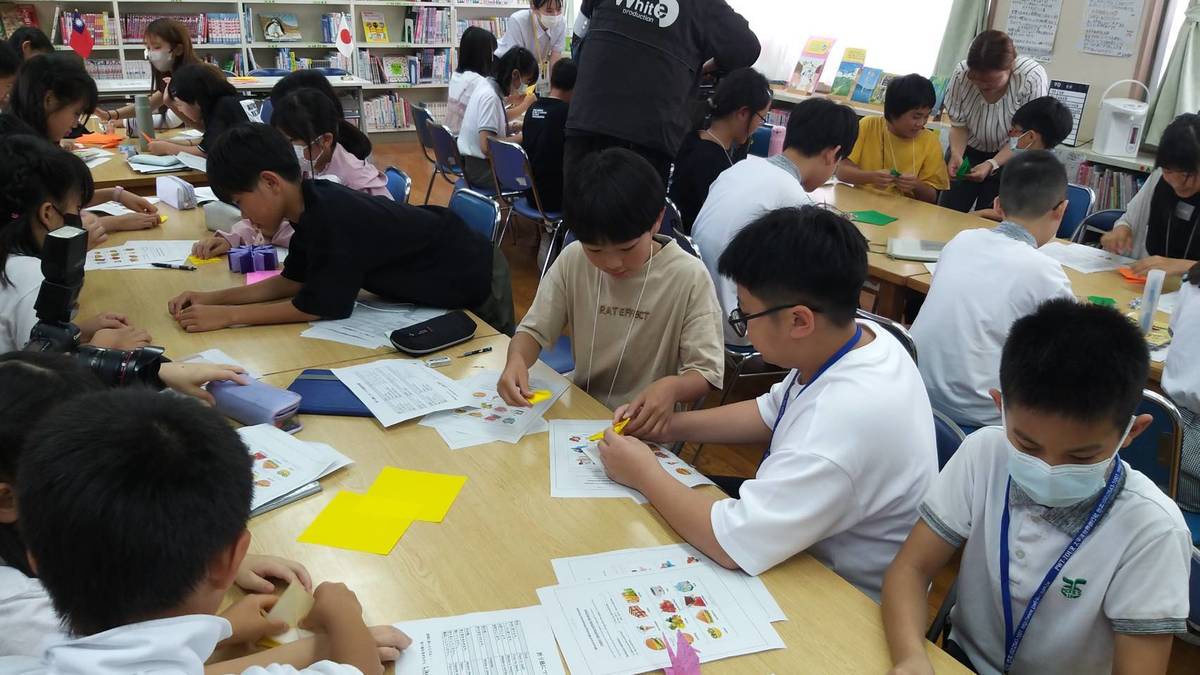 臺日學生用英語進行摺紙互動