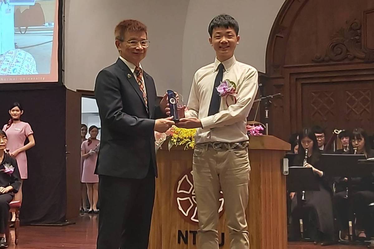 胡廷岳同學(右)獲臺師大校長吳正己頒發社會實踐獎。