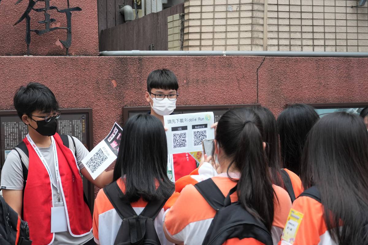 丹鳳高中學生擔任文化小志工，帶領學弟妹實際體驗實境解謎APP「老神在在」。 (金車文教基金會提供)