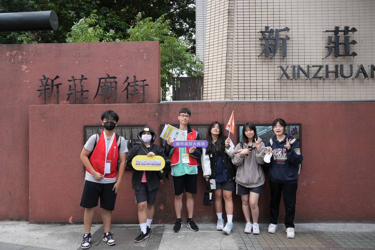 丹鳳高中學生擔任文化小志工，帶領學弟妹實際體驗實境解謎APP「老神在在」。(金車文教基金會提供)