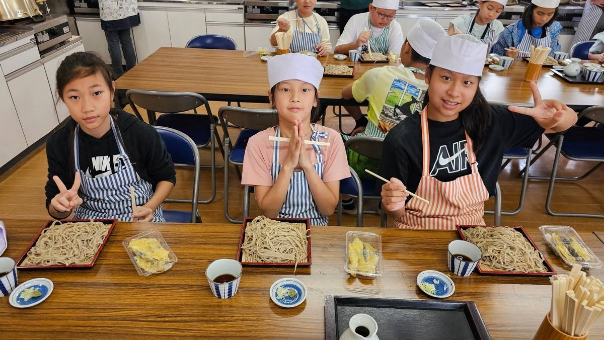 學生享用自製蕎麥麵