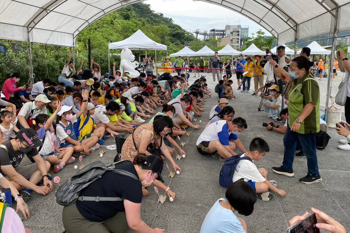 臺北市立動物園端午連假期間，推出千人立蛋活動