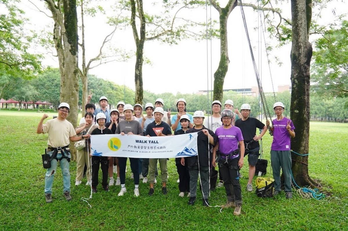 國立暨南國際大學「微型創業提案課」師生合影