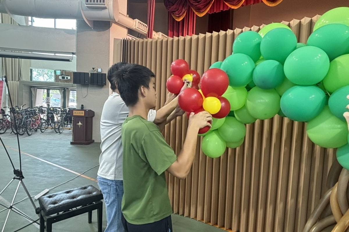 活動也邀請氣球設計師帶領師生體驗氣球藝術，用氣球共同創作「生命樹」裝置藝術。