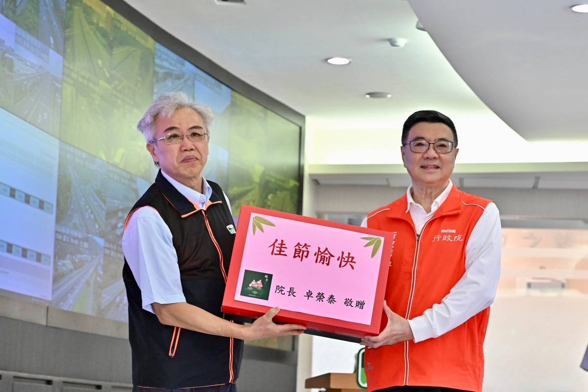 卓榮泰院長致詞水果禮盒感謝高公局人員 (行政院提供)