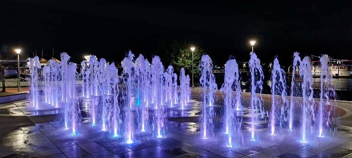 關渡碼頭貨櫃市集乾式噴泉進行夜間展演