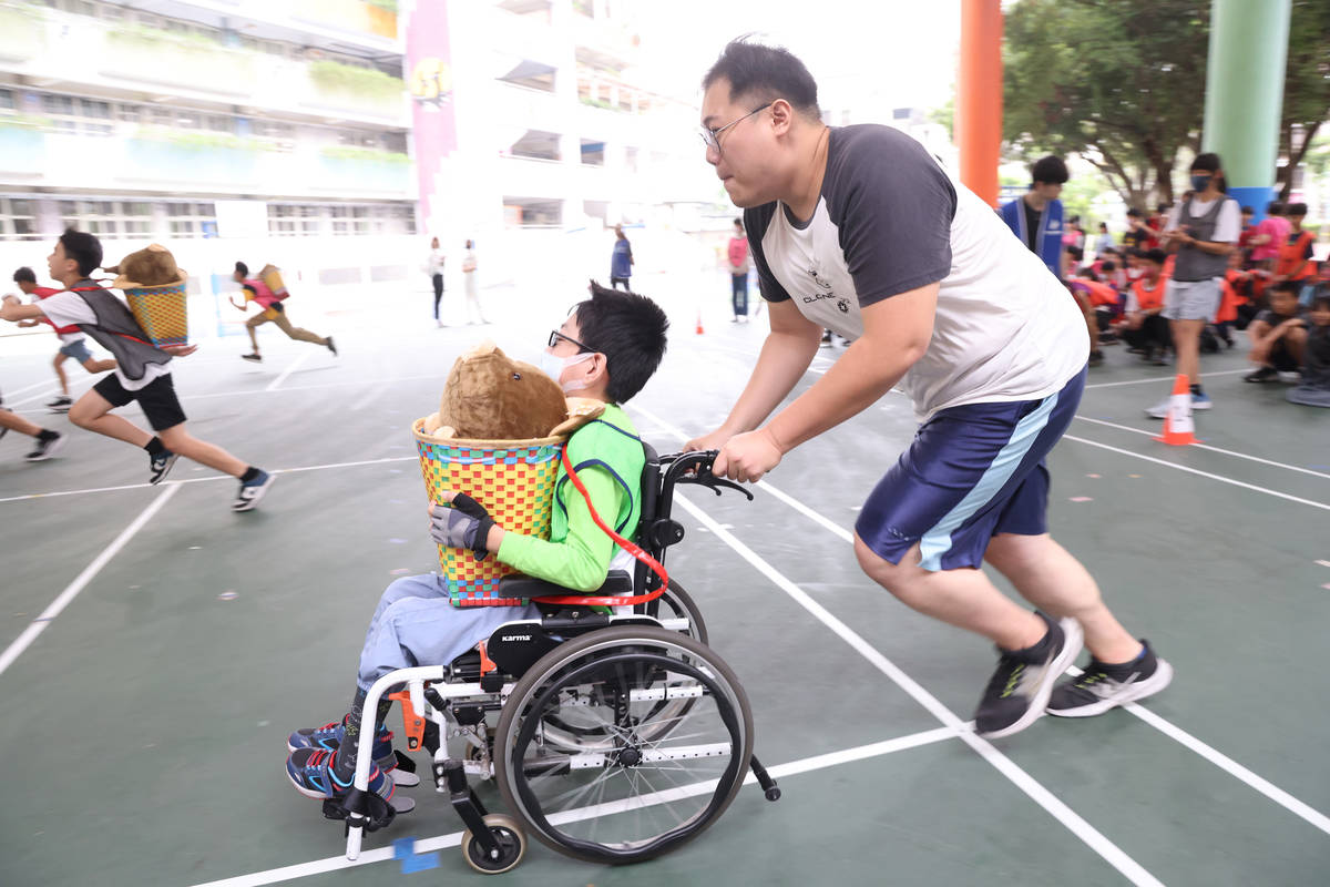 新莊丹鳳國小葉治廷導師與陳同學一起推著山豬跑