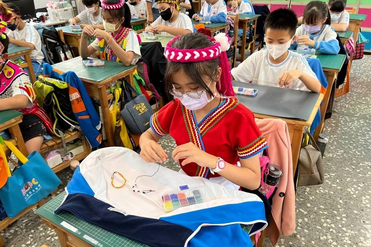 彰化縣南郭國小進行阿美族串珠手鍊製作課程