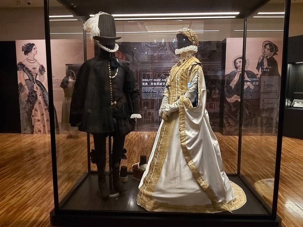 「捷克城堡與堡邸特展」展出貴族服飾。