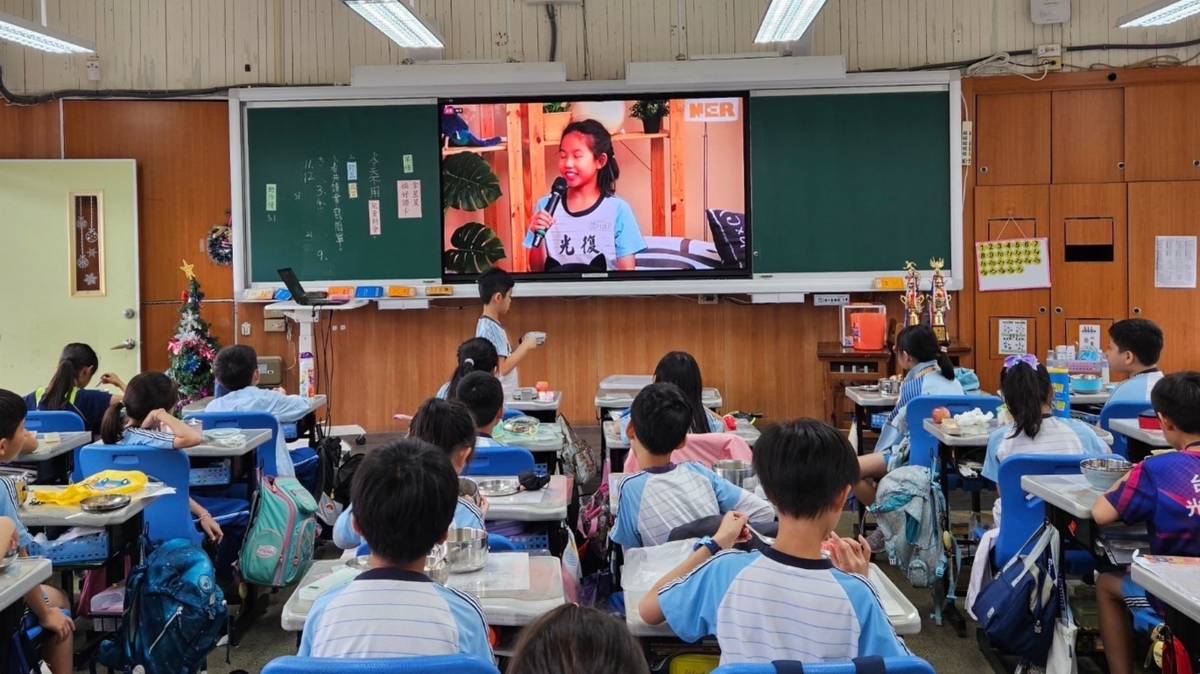 為愛朗讀-台北光復國小三年級全班同學一起觀看