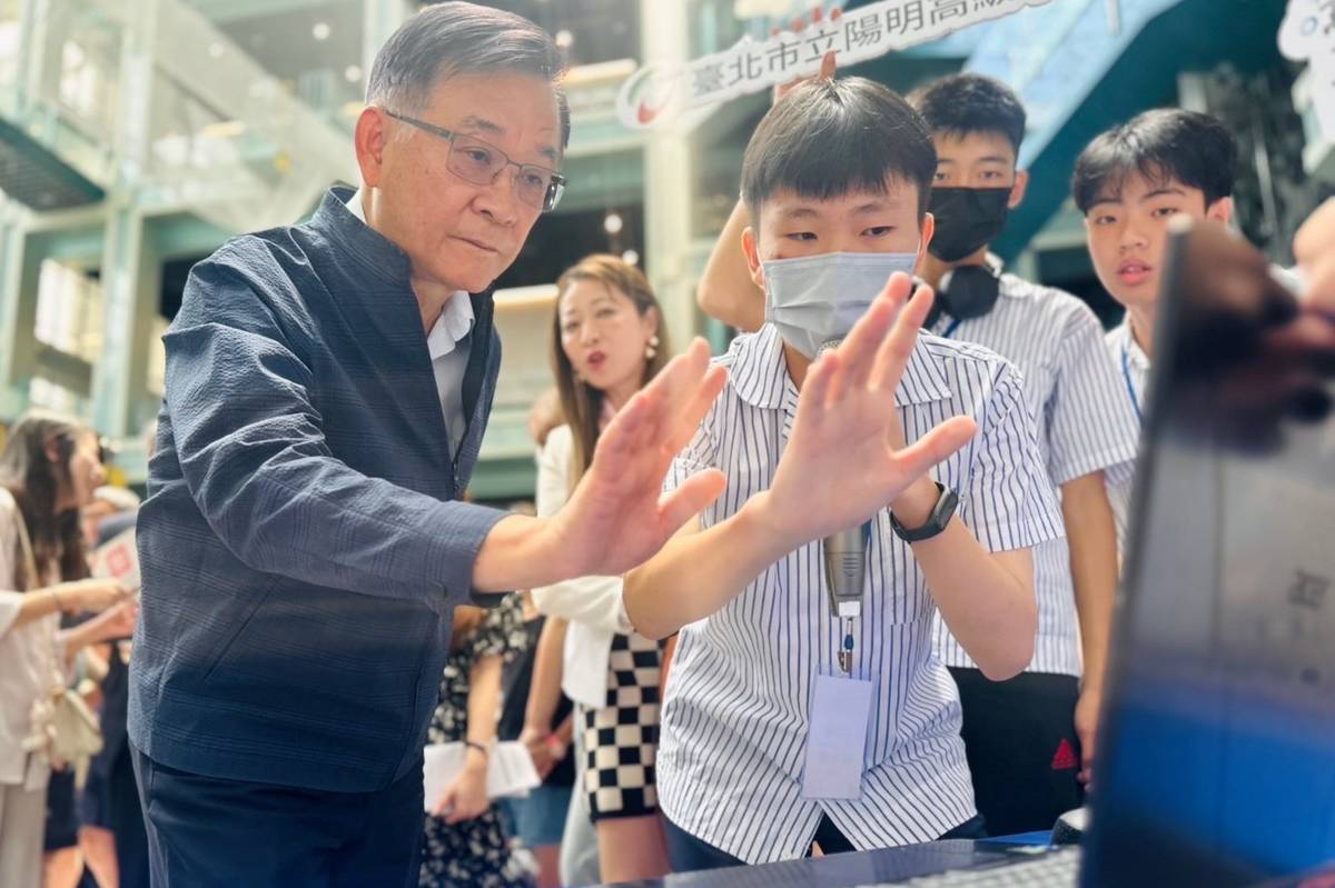 臺北市舉辦112學年度高中新科技學程成果發表會，展現學生AI課程學習成果
