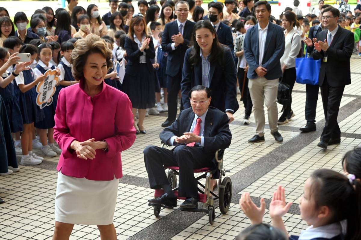 美國首位亞裔女性部長趙小蘭女士和父親趙錫成博士返回再興母校，獲熱烈歡迎