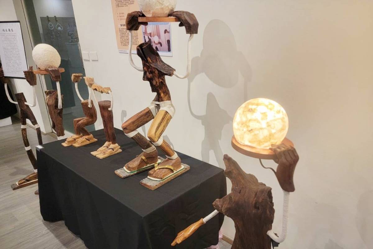 李羽仙作品「站在腳落」，將傳統木雕工藝結合現代燈具，除了呈現漂流木的自然紋理，採用手工纖維紙製作的燈罩，在不同角度下都能散發出天然美感。