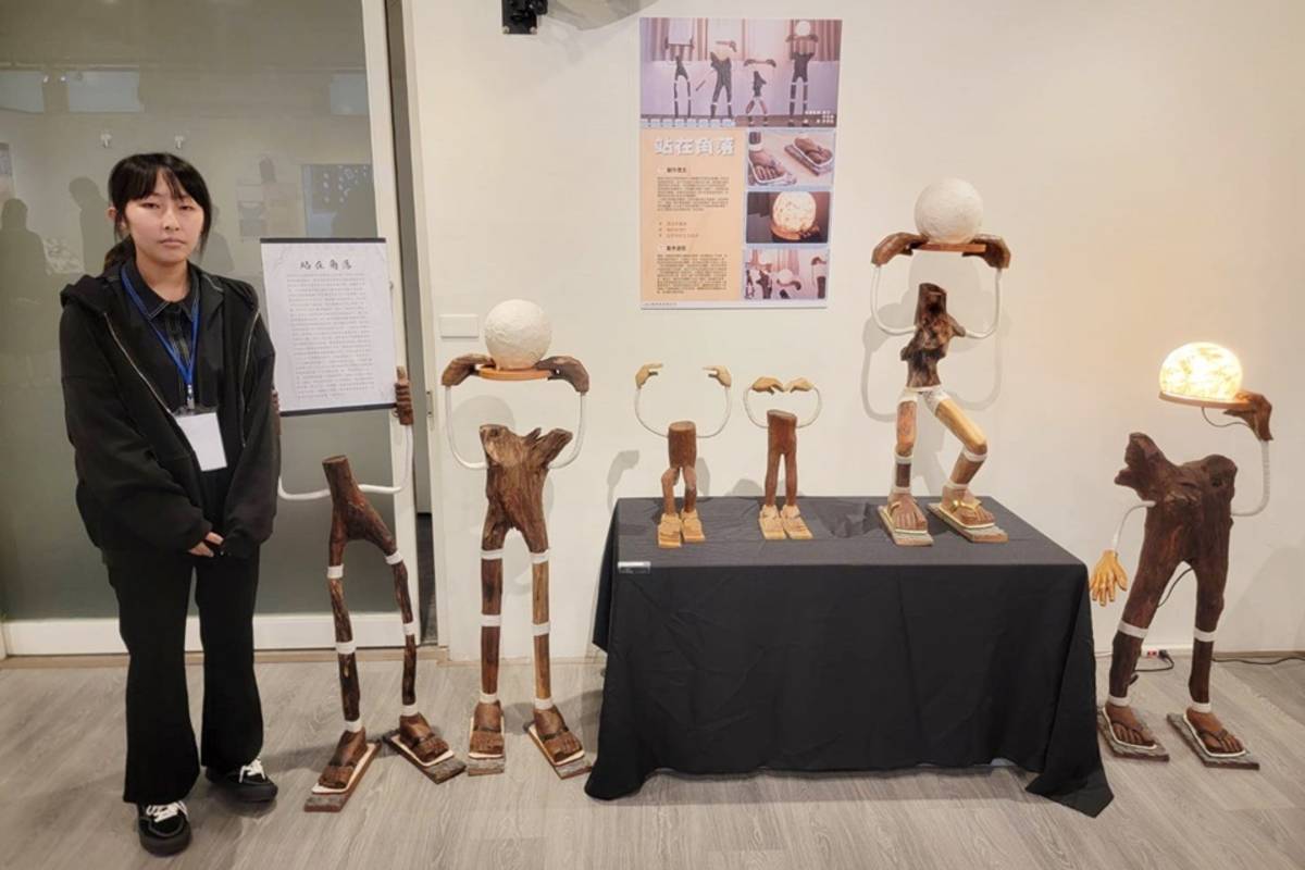 臺東專科學校創意商品設計科學生李羽仙作品「站在腳落」，一具具姿勢各異的人型木雕，敘述物資匱乏的50年代，清寒家庭日常的困境與無奈。