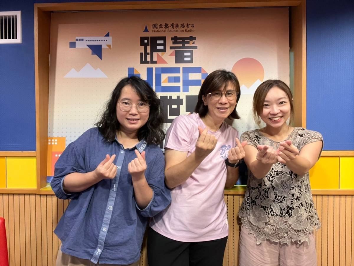 由左到右為主持人梅英、來賓王湘妤、主持人米果