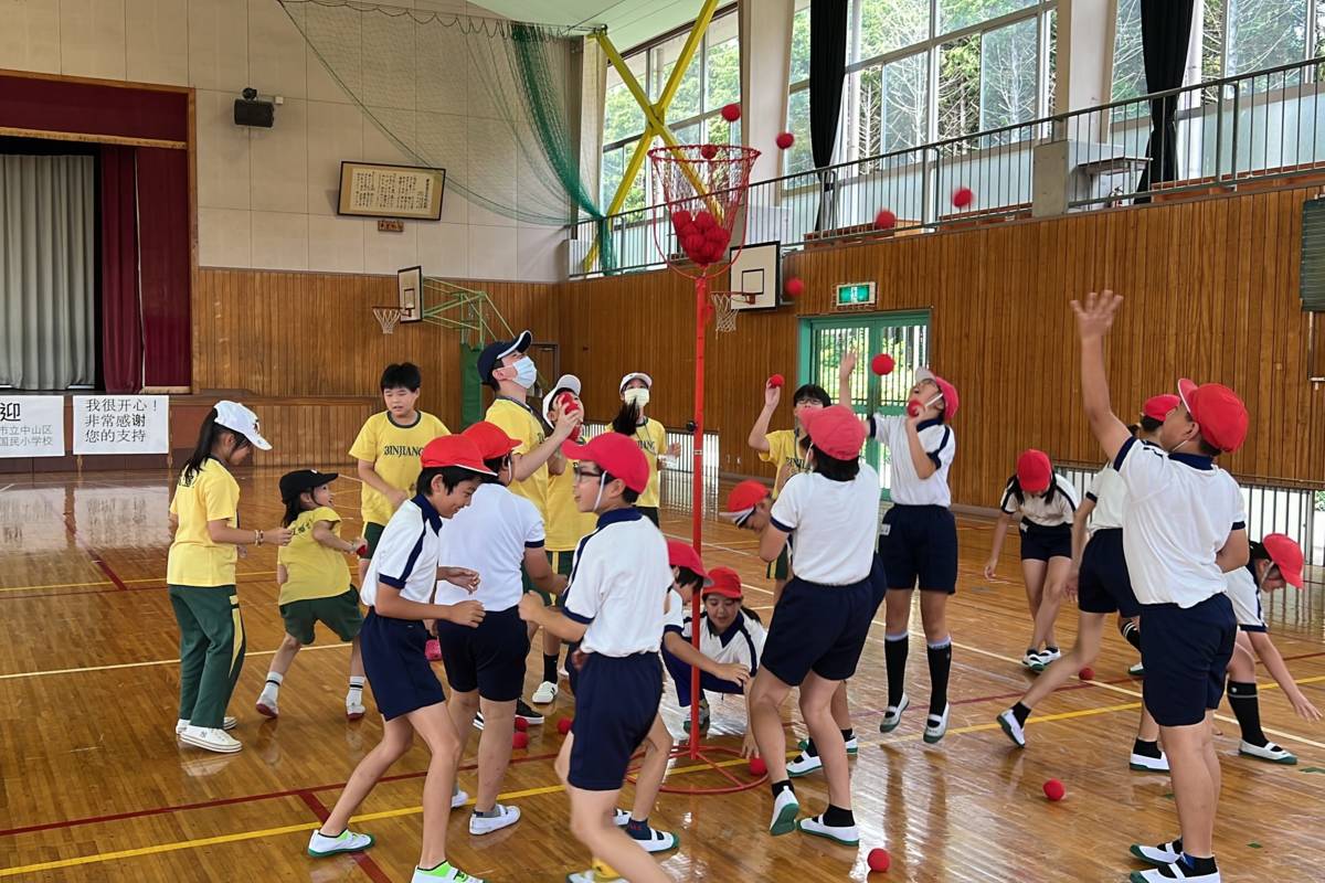 濱江國小學生參訪日本岩間第三小學，入班體驗雙語體育課程