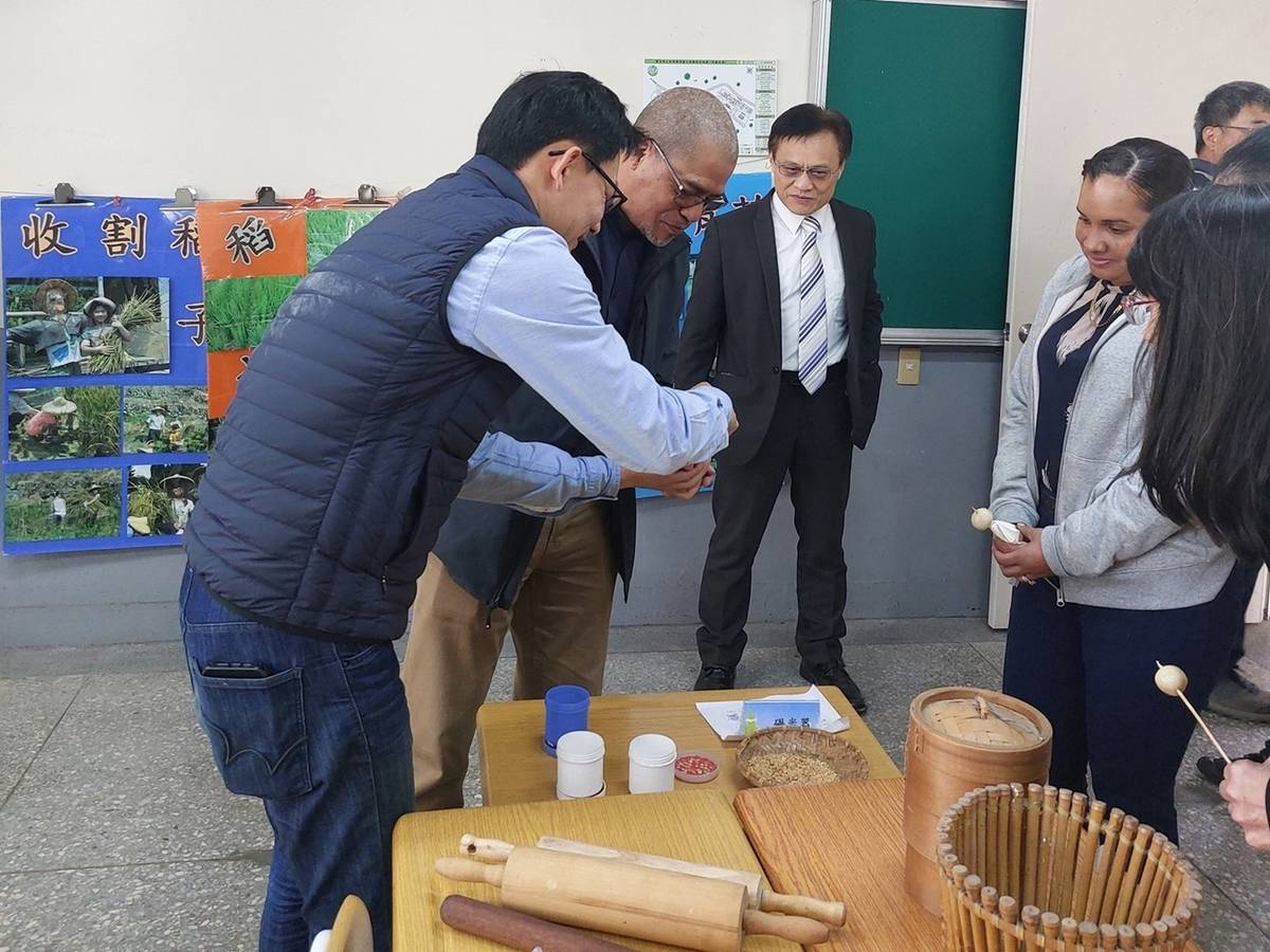 貝里斯外賓參訪臺北市雙溪國小食農教室 (教育部提供)