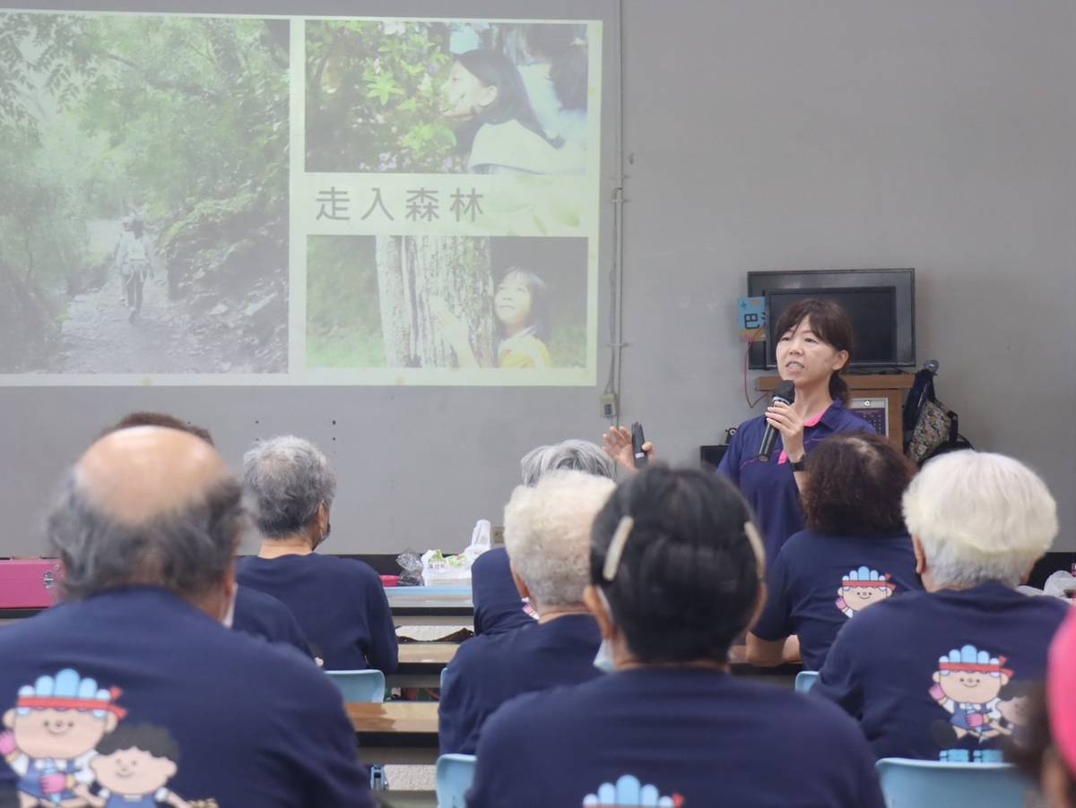 知本教育中心的環境教育師引領社區長者走入臺東森林香氛世界.jpg