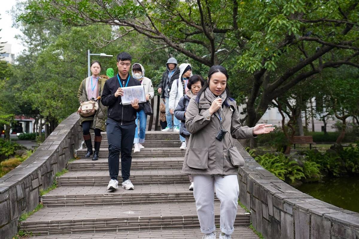 來自越南河內的黎黃微江Emory進行導覽中(臺博館方慧詩提供)