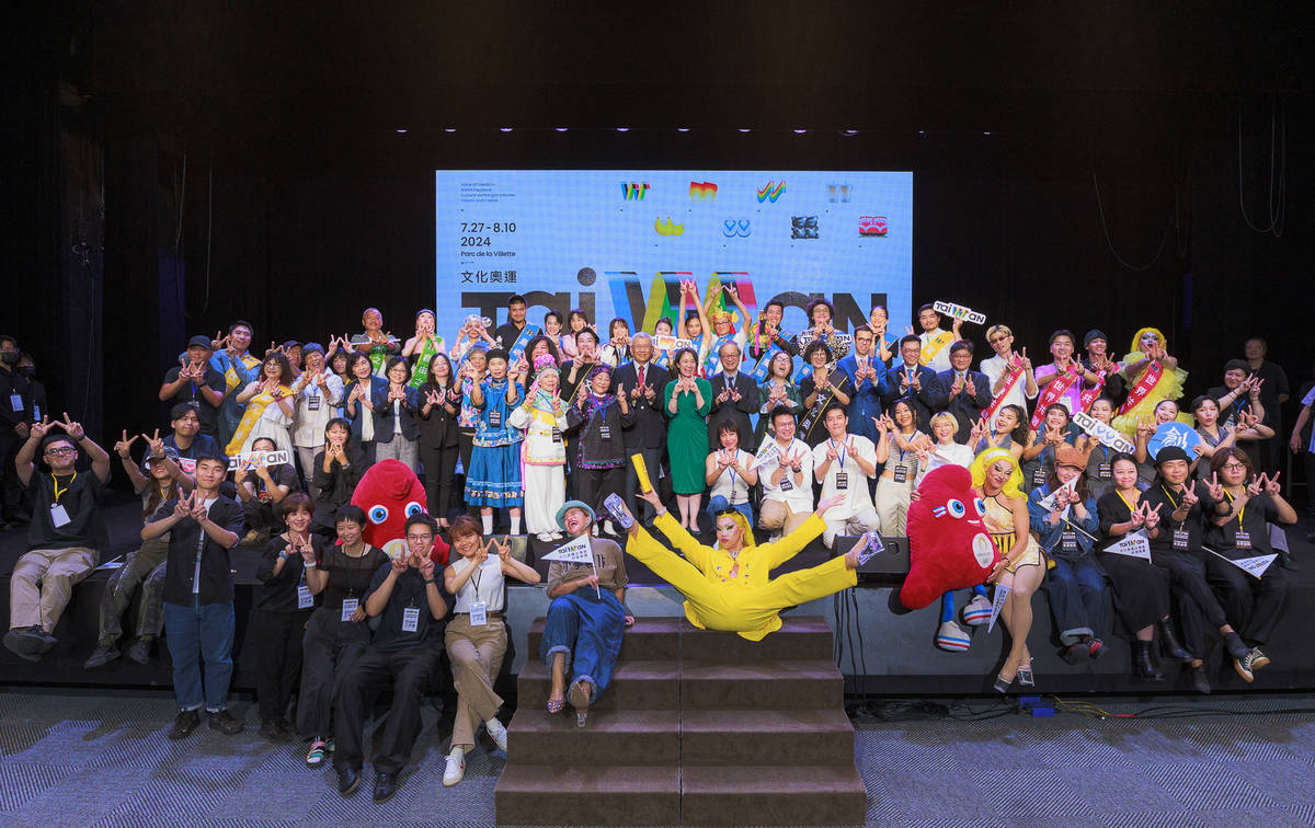 臺灣22組表演團隊將在巴黎文化奧運帶來60場演出，以藝術反映臺灣當代多元的人文地景。今天（26日）副總統蕭美琴為團隊綬帶。(文化部提供)