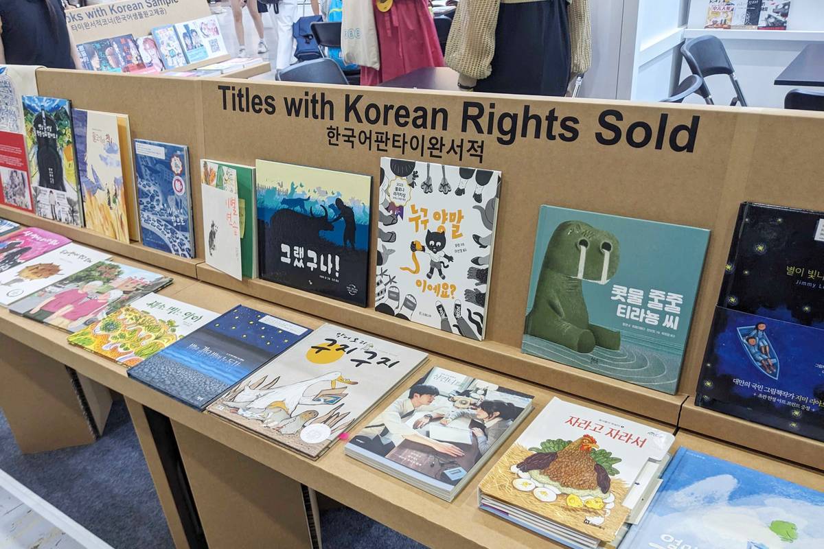 首爾書展臺灣館特別為韓國市場整合韓文資源，「已授權韓語書籍」專區展示 64 本已有韓文授權的臺灣出版品。（文策院／提供）
