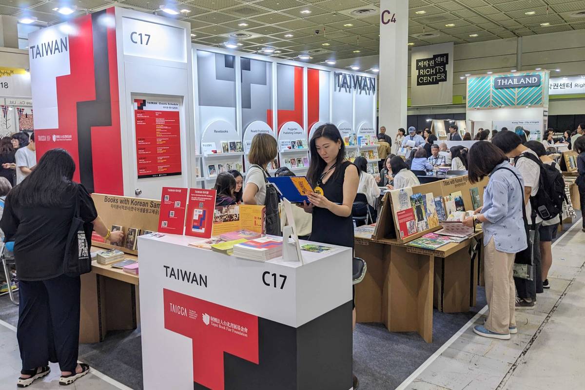  2024 首爾國際書展於大會開幕中宣布 2025 年書展主題國為臺灣，圖為今年臺灣在首爾書展中的攤位。（文策院／提供）
