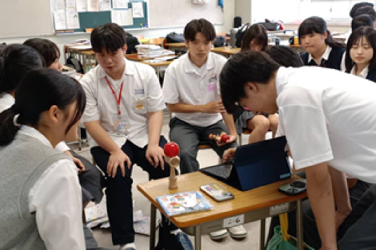 大同高中學生參訪日本姊妹校狛江高校，入班體驗文化遊戲