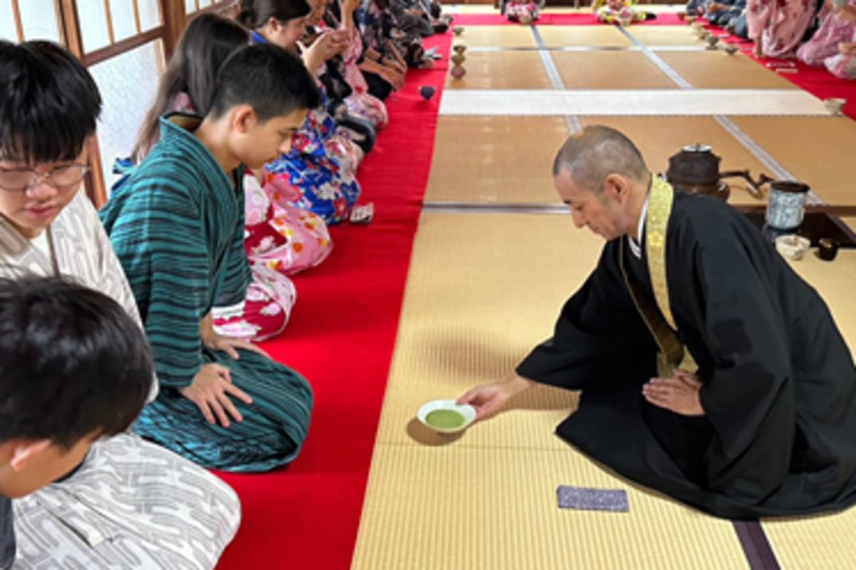 大同學生在神社體驗茶道