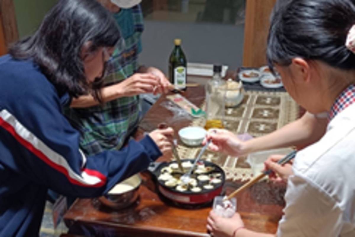學生在接待家庭體驗日式章魚燒製作