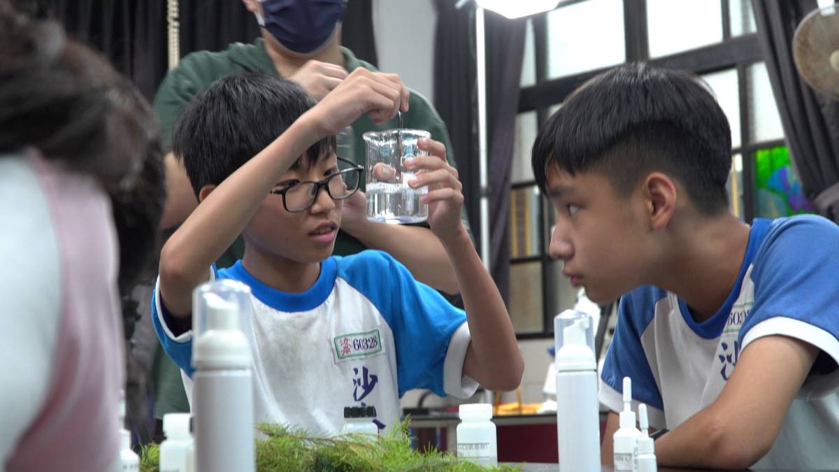 沙崙國小學生正專注調製茶樹洗臉慕斯.