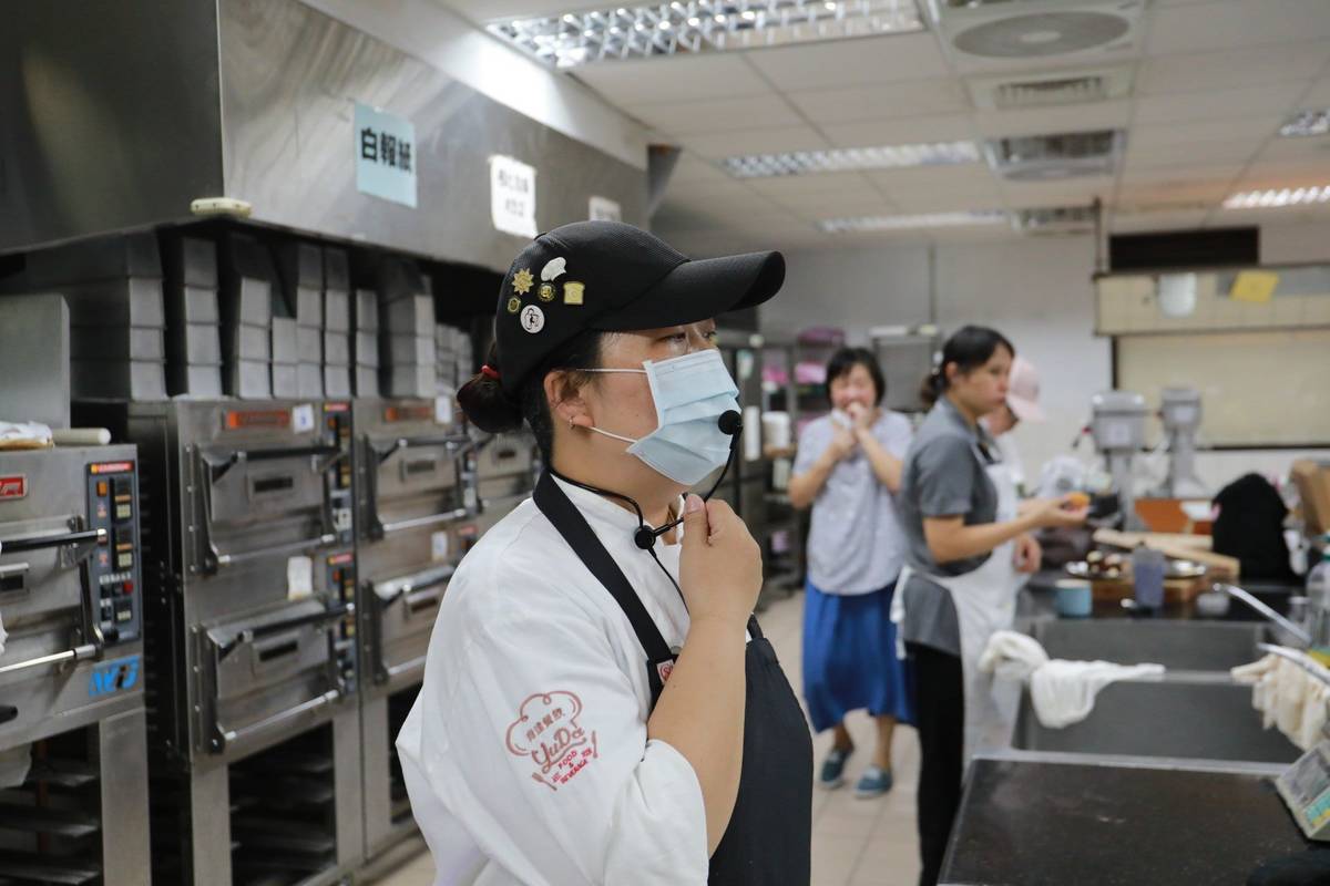 臺北育達高中教師帶領「新住民烘焙班」課程進行