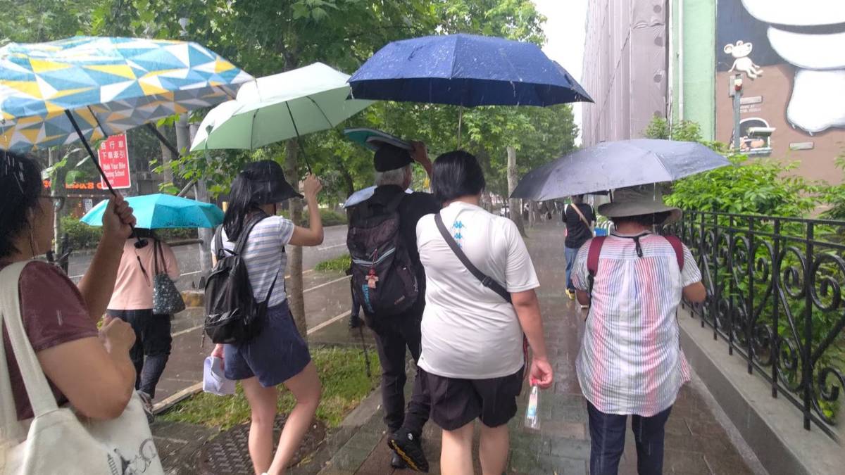 遇午後雷雨，沒有中斷學習；躲一下，再出發