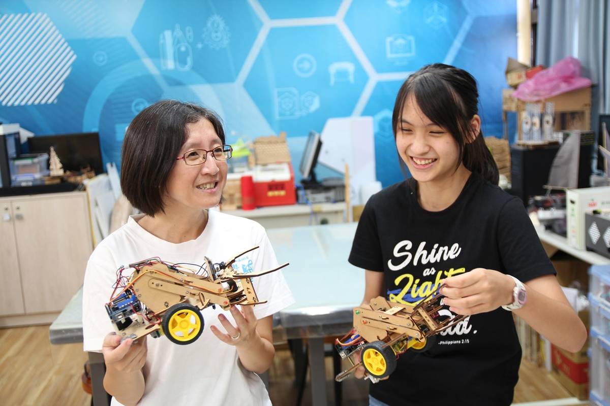 吳怡慧(左)指導創客社團，參加程式與科技競賽