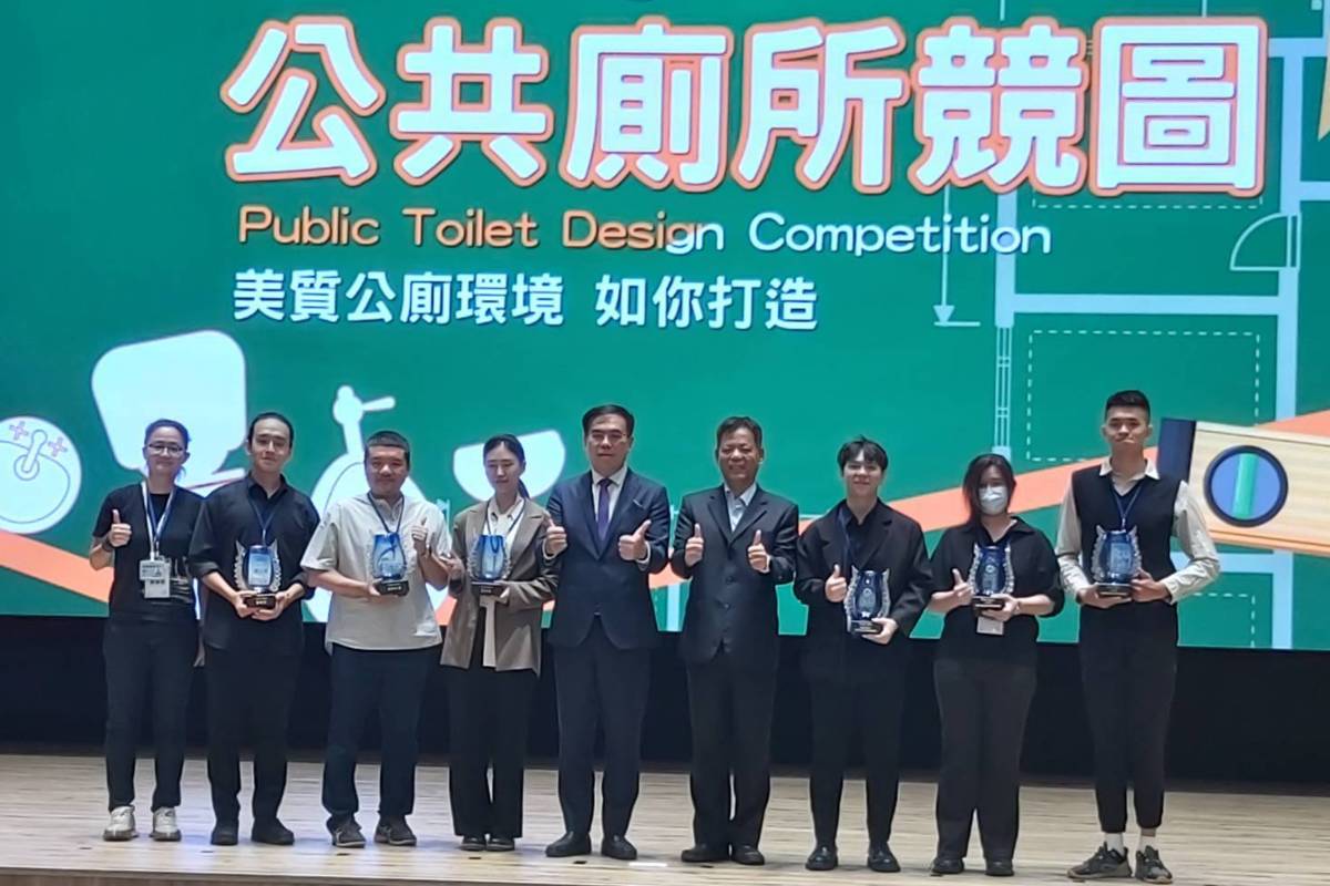 公廁競圖優等隊伍獲獎，由環境部部長彭啟明(中)頒獎。
