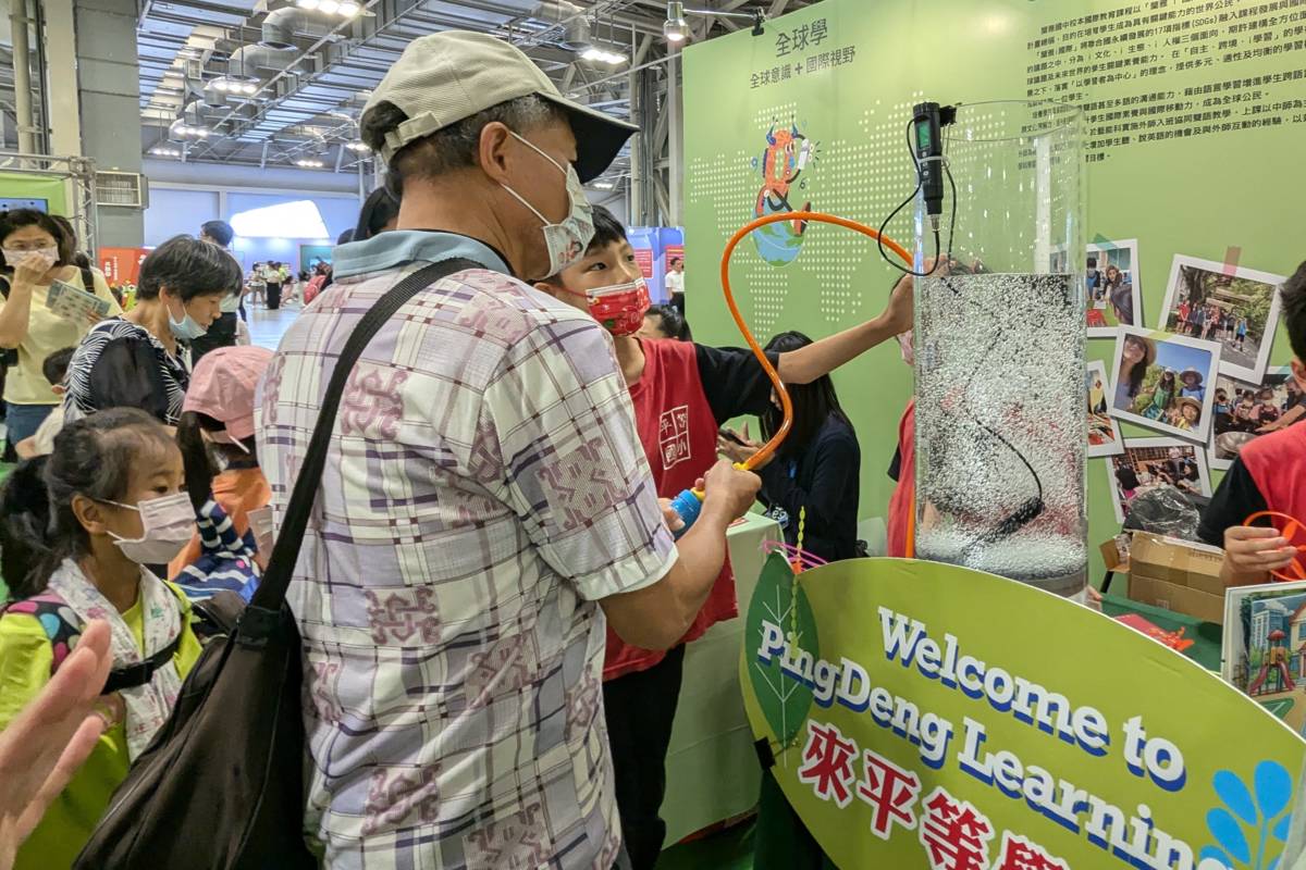 平等國小「生物有氧運動」關卡，讓學生動手製造氧氣，了解水中生物的含氧量需求