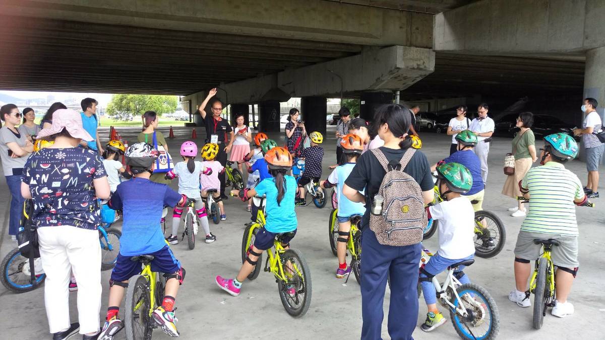 「學童單車營」為免費教學課程並免費提供兒童單車、兒童安全帽、護具和保險