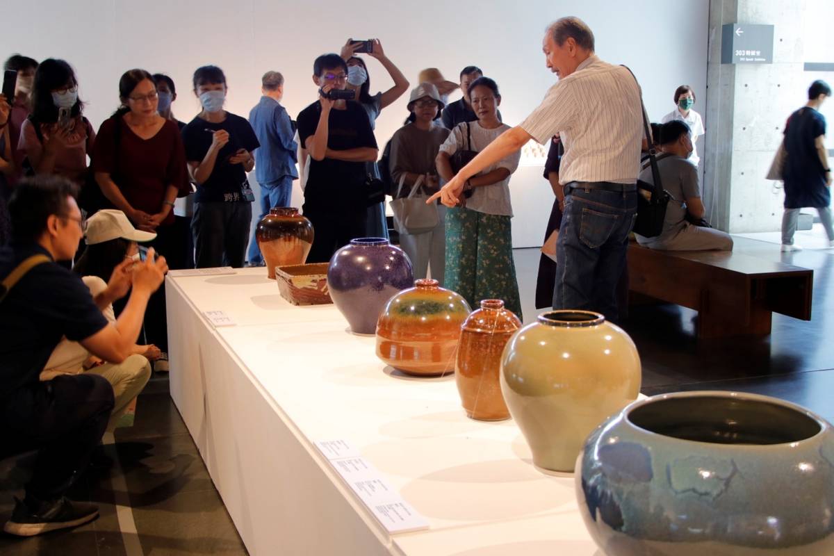 參展陶藝家薛瑞芳為民眾導覽，欣賞釉色多變、質感各異的灰釉陶藝作品
