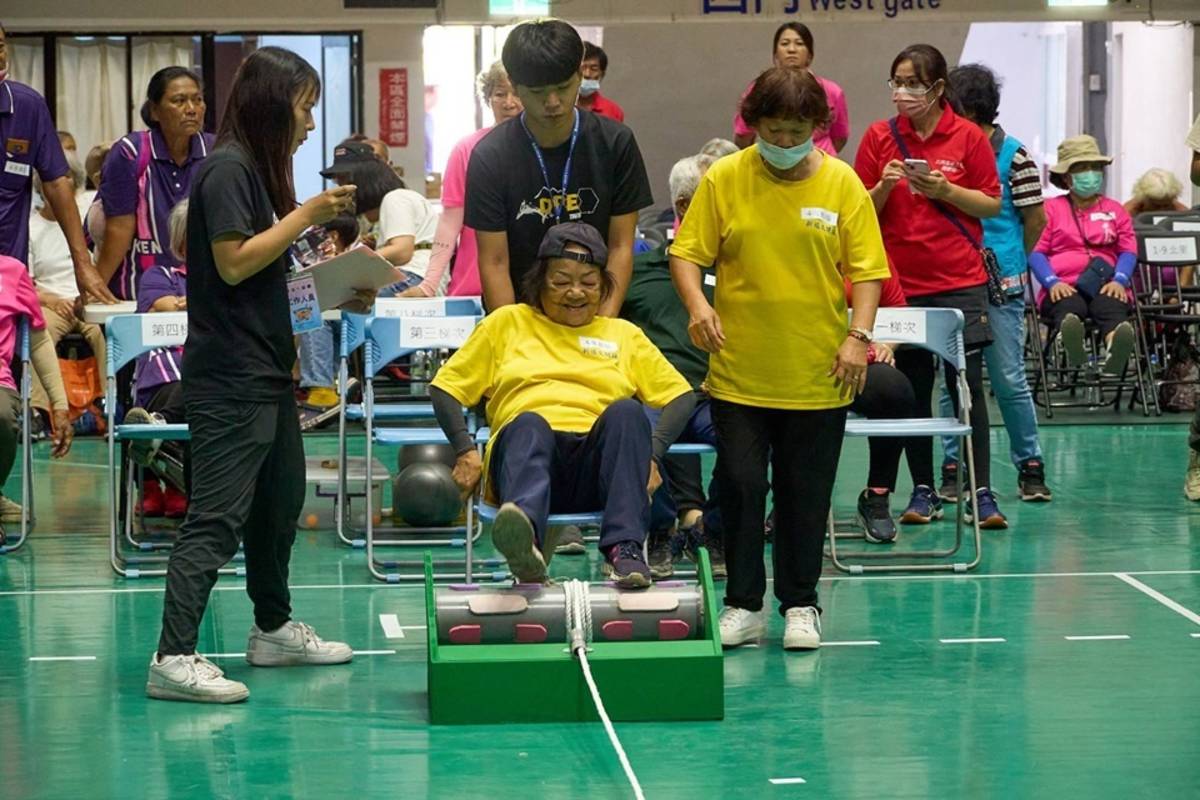 臺東縣政府今(4)日在縣立體育館舉辦「樂活一起趣」體適能趣味競賽，約50個文健站、200多位長者及照服員參加，展現活力與凝聚力。