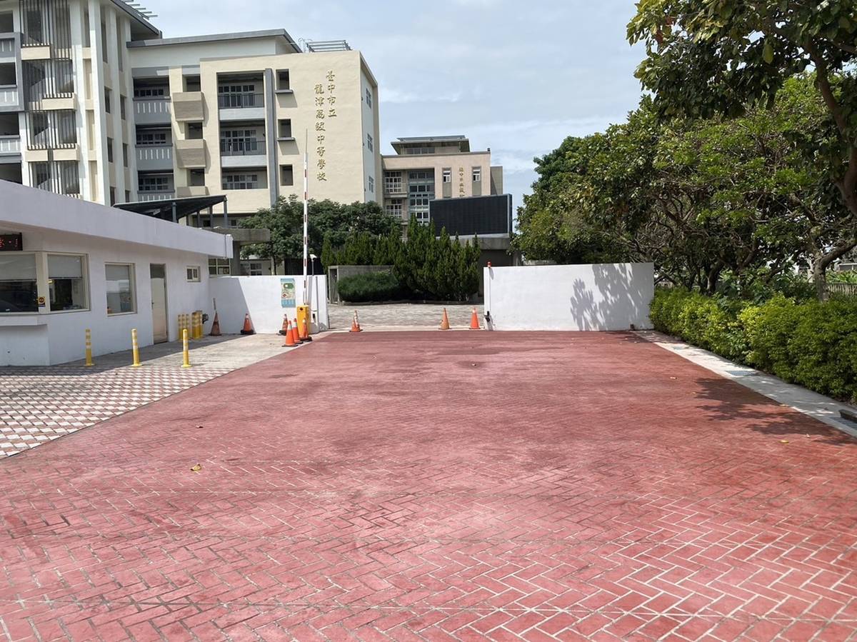 臺中市龍津高中校門口地坪改善後的照片