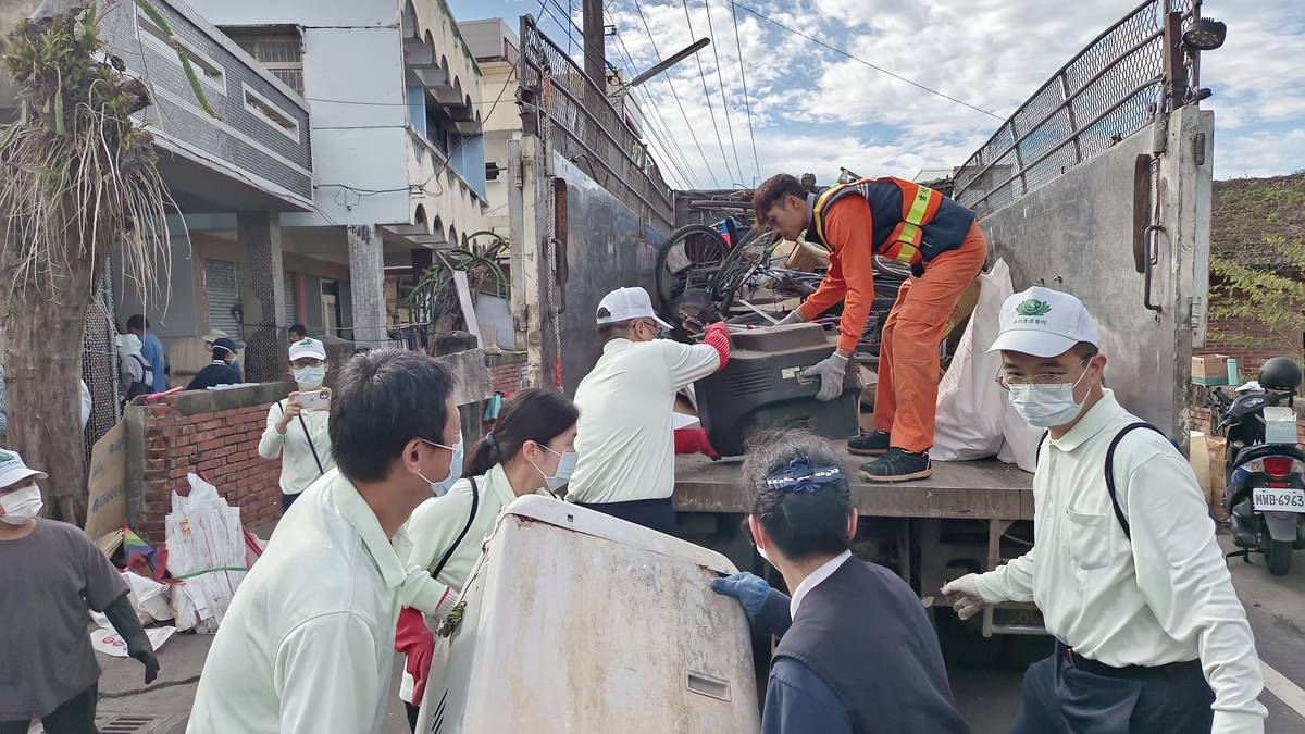 大型廢棄家電搬上雲林古坑鄉垃圾車