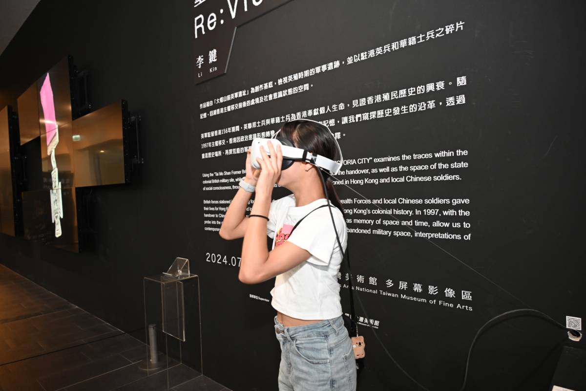 觀眾體驗VR模擬裝置